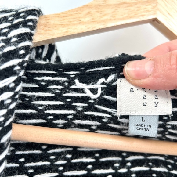 A NEW DAY Woman's Black & White Heart Knit Casual Long Line Cardigan Size L - Picture 5 of 15